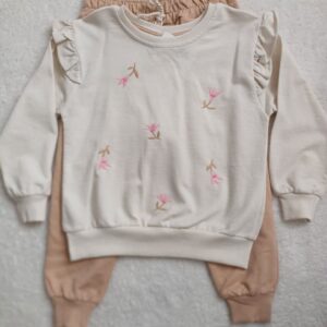 Kız Çocuk Fırfırlı Çiçek Nakışlı Sweatshirt ve Eşofman Takımı – Rahat ve Şık Kombin